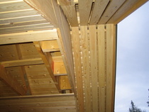 Päätyräystään aluslaudat paikoillaan ja parvekkeen katto osittain.23.05.2010
