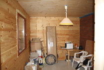 11.11.2010.Makuuhuoneen katto paneloituna ja väliseinä tupaan.