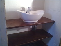 Kodinhoitohuoneen allas ja hana paikoillaan.