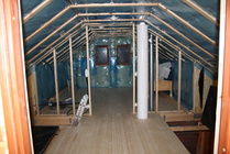 06.01.2011.Yläkerran lattia tehtynä ja muovit katossa,panelit seuraavaksi.