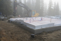 Täyttö,eristys,viemärit,vesi,lämmitykaapelit valmiina odottamassa betonivalua.
03.10.2009