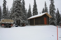 11.11.2010.Varasto odottaa kevättä ja paneeleita seiniin ja huopaa katolle.