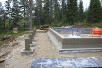 Sokkelit ja pilarit muurattu ja rapattu.
13.09.2009