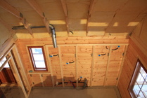 11.11.2010.Keittiökaappien taustan runko ja sähkörasiat valmiina.
