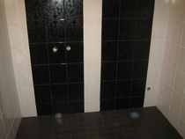 Pesuhuone laatoitettu sekä saumattu 