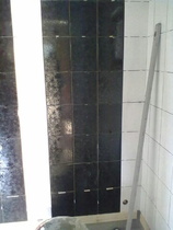 Mustaa ja valkoista.