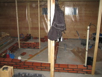 Tästä lähtee seinän muuraus.
12.7.2010