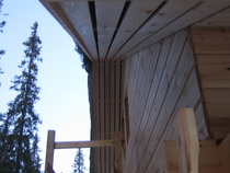 Päätyräystään aluslaudat paikallaan.20.04.2010