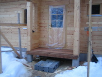 Pääsisäänkäynnin lattia paikallaan.Pari rappusta puuttuu !!!.22.04.2010