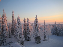 Keskipäivän maisemaa.Aurinko näyttäytyy hetken.