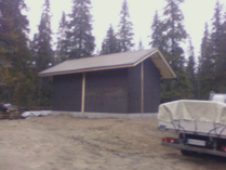 8.10 Ulkovarasto bituliitit seinissä ja alushuopa katolla,voi talvi tulla.
