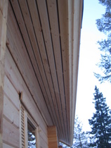 Päätyräystään aluslaudat paikoillaan ja parvekkeen katto osittain.23.05.2010
